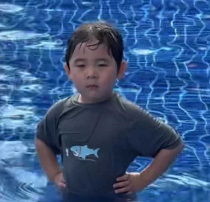 meme chống nạnh