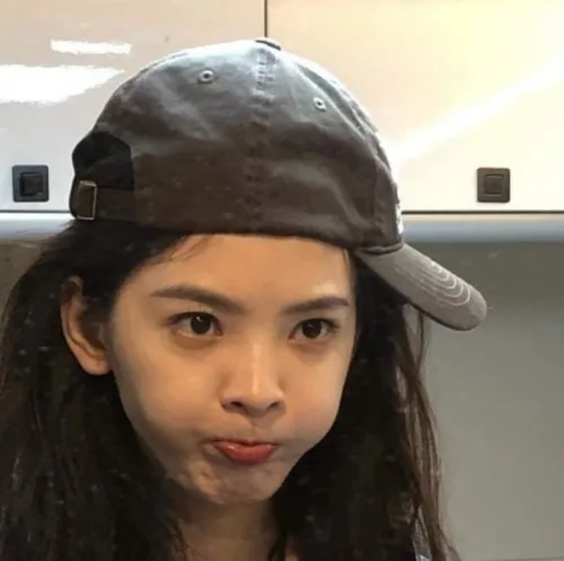 meme bĩu môi